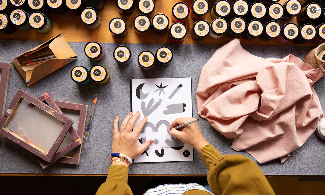 Siebdruck zu Hause: Werkzeuge, Farben und Materialien für Siebdruck auf einem Arbeitstisch