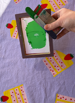 Merhfarbiger Siebdruck Kuchen als Textildruck mit Rahmen, Farbe und Rakel