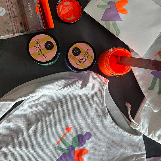 Gläser, Rakel und gedruckte Fee mit Neon